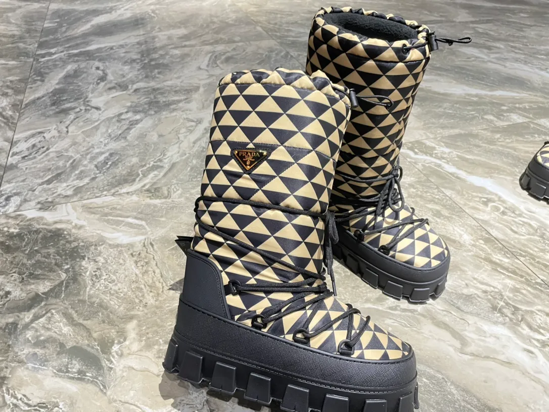 👟👟Ex-factory price 740👟👟 The highest version on the market, Prada's king style, snow boots, ski boots, fat and cute, so cute →_→ From the Prada limited series, unique. Shiny nylon Oblique upper with criss-cross straps for an ideal fit. The boots are made of technical fabric and have a short-cut version. They can be worn in the city or in the mountains. They make the calves slimmer, taller, warmer and have a concave shape. The boots and soles use the original waterproof effect. The size is 35-40. 41Customized